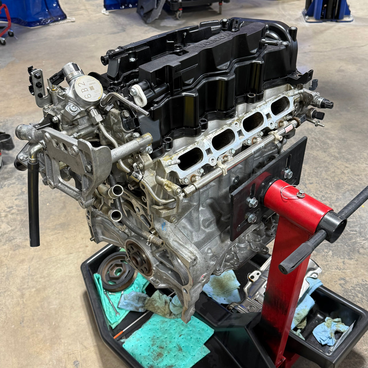 2.0T engine on stand
